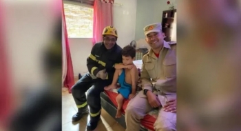 Menino é resgatado de quarto após trancar a porta e jogar a chave em cima de guarda-roupas 